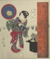Mujer de pie junto a la bandeja de laca con sake Totoya Hokkei Japonés